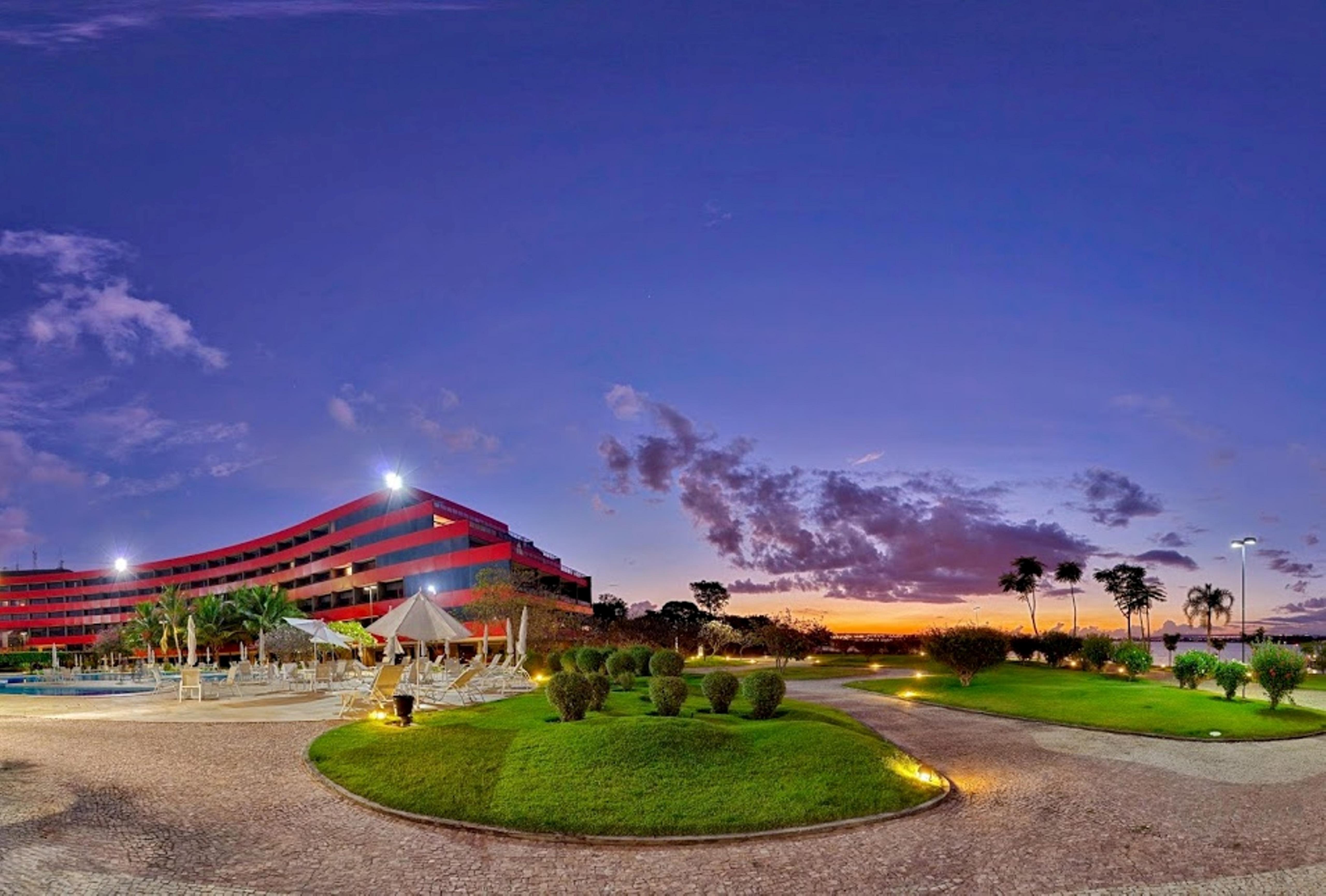 Royal Tulip Brasilia Alvorada Hotel Ngoại thất bức ảnh The hotel at night
