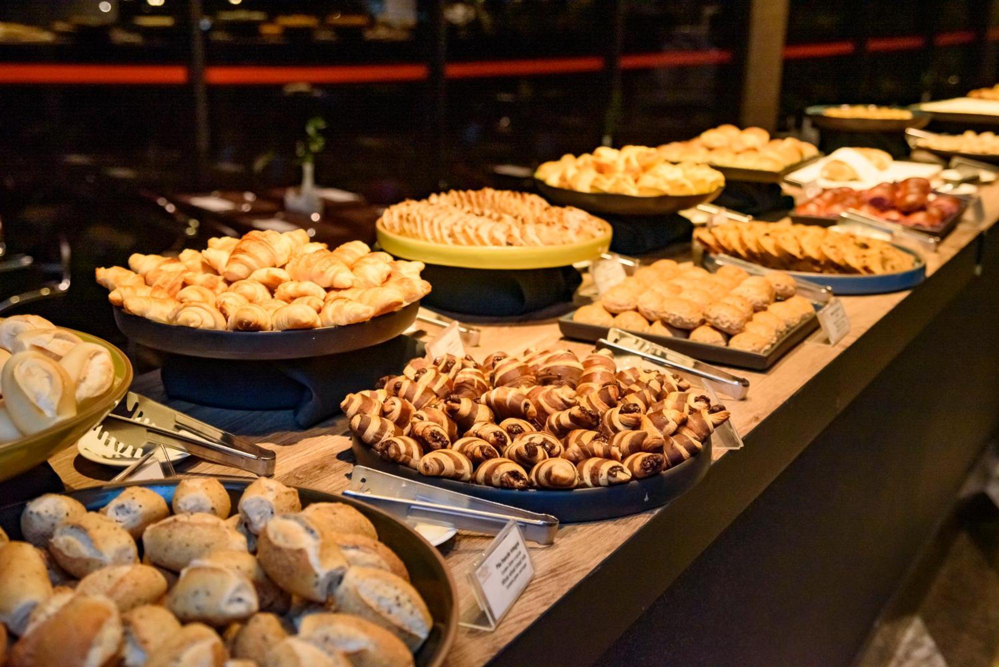 Royal Tulip Brasilia Alvorada Hotel Ngoại thất bức ảnh A selection of pastries at a buffet