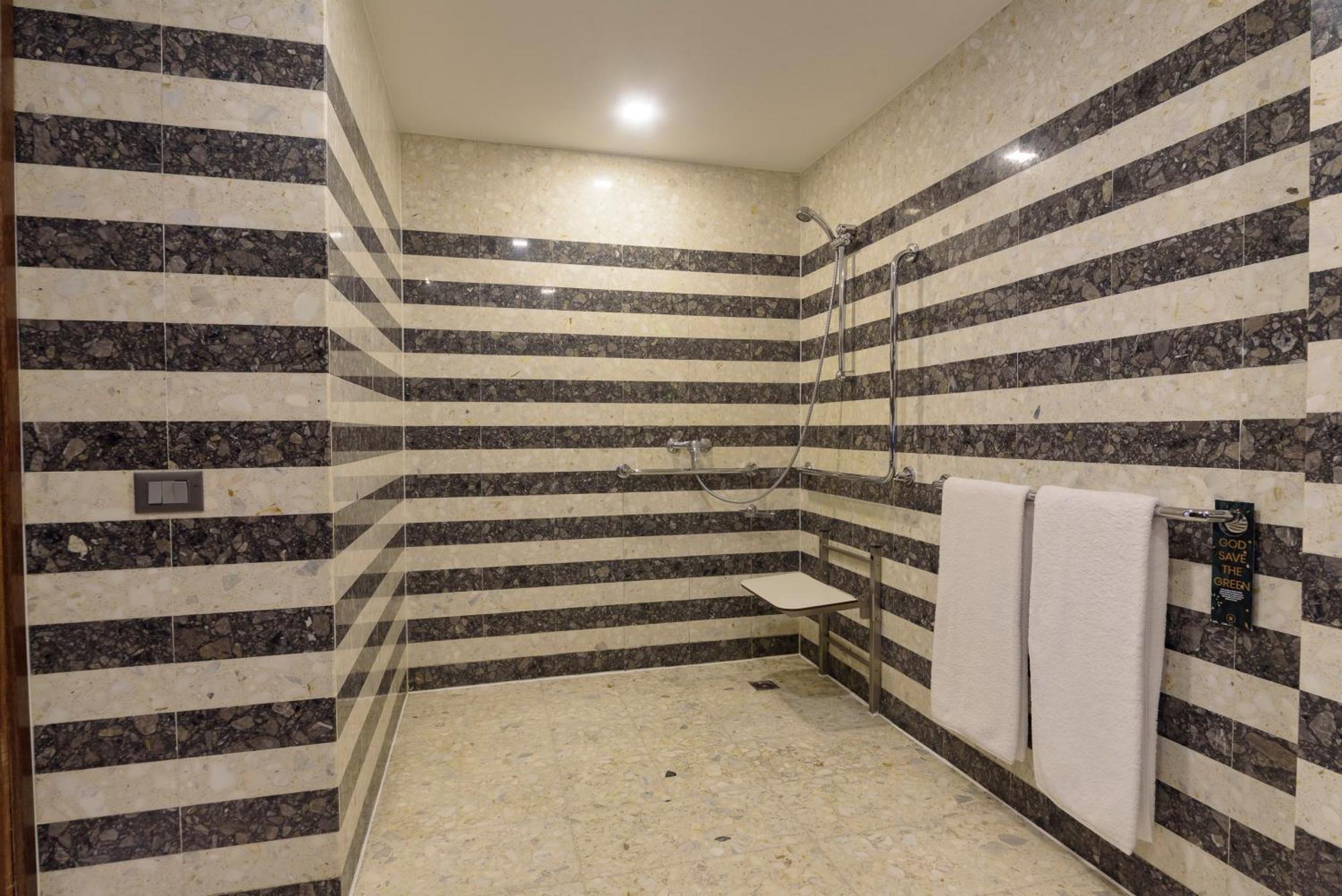 Royal Tulip Brasilia Alvorada Hotel Phòng bức ảnh A shower