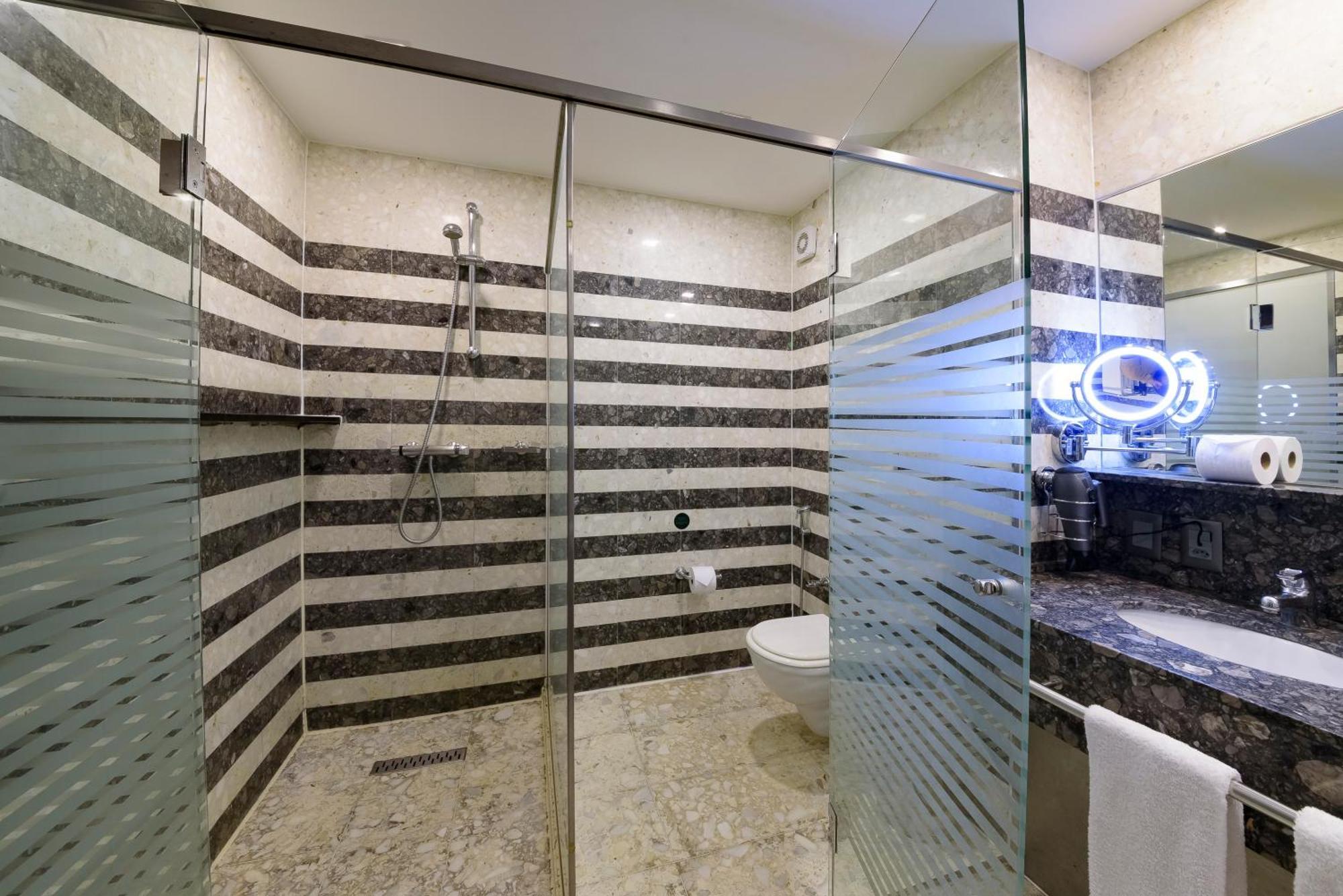 Royal Tulip Brasilia Alvorada Hotel Ngoại thất bức ảnh A shower enclosure